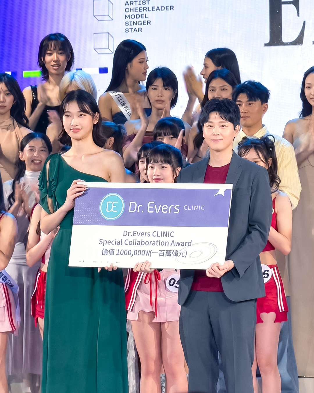 Liao Sih Yu 참가자에게 닥터에버스 특별상을 시상하는 김홍석 원장