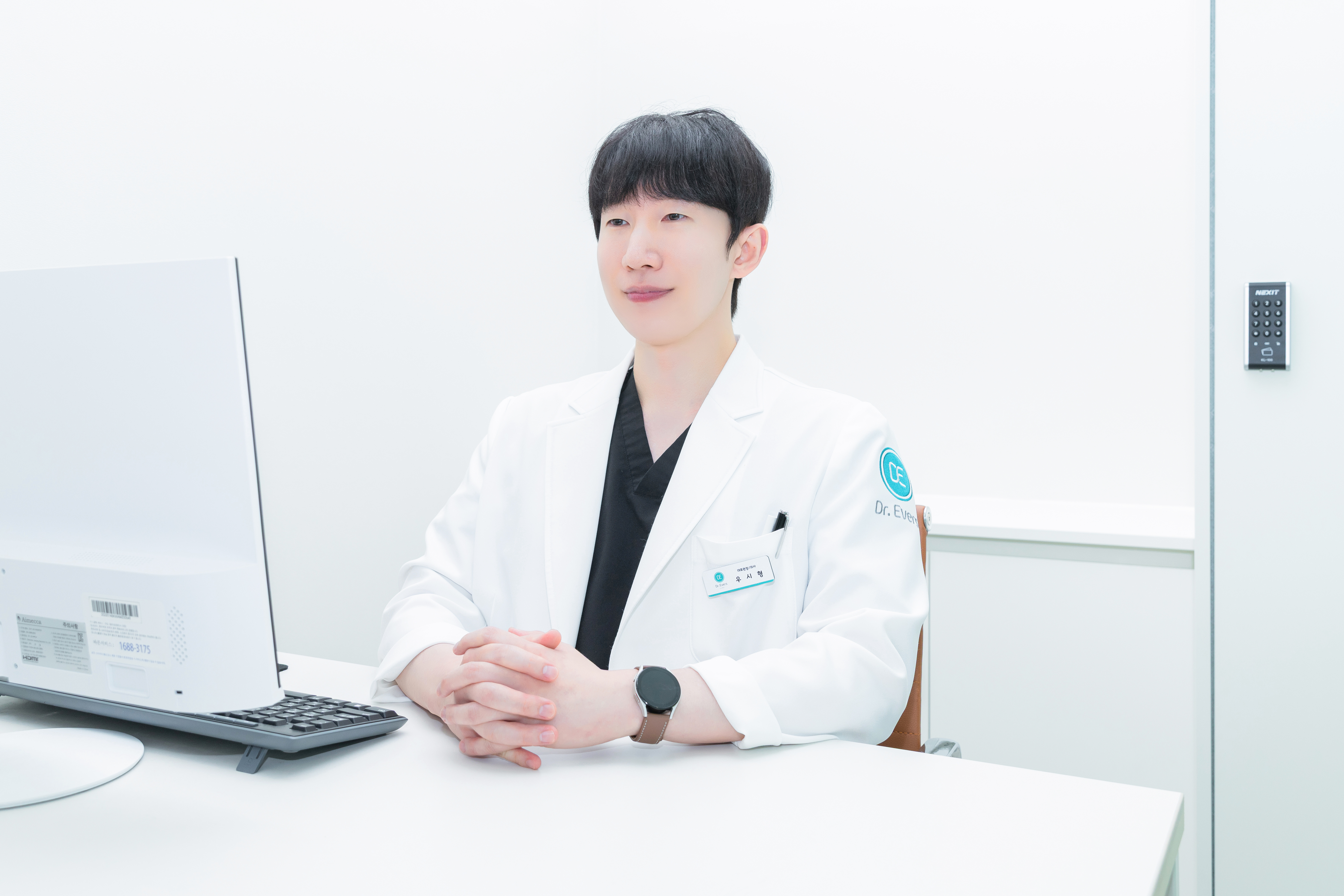 1:1 맞춤 리프팅 디자인을 진행하는 닥터에버스 천안점 우시형 대표원장