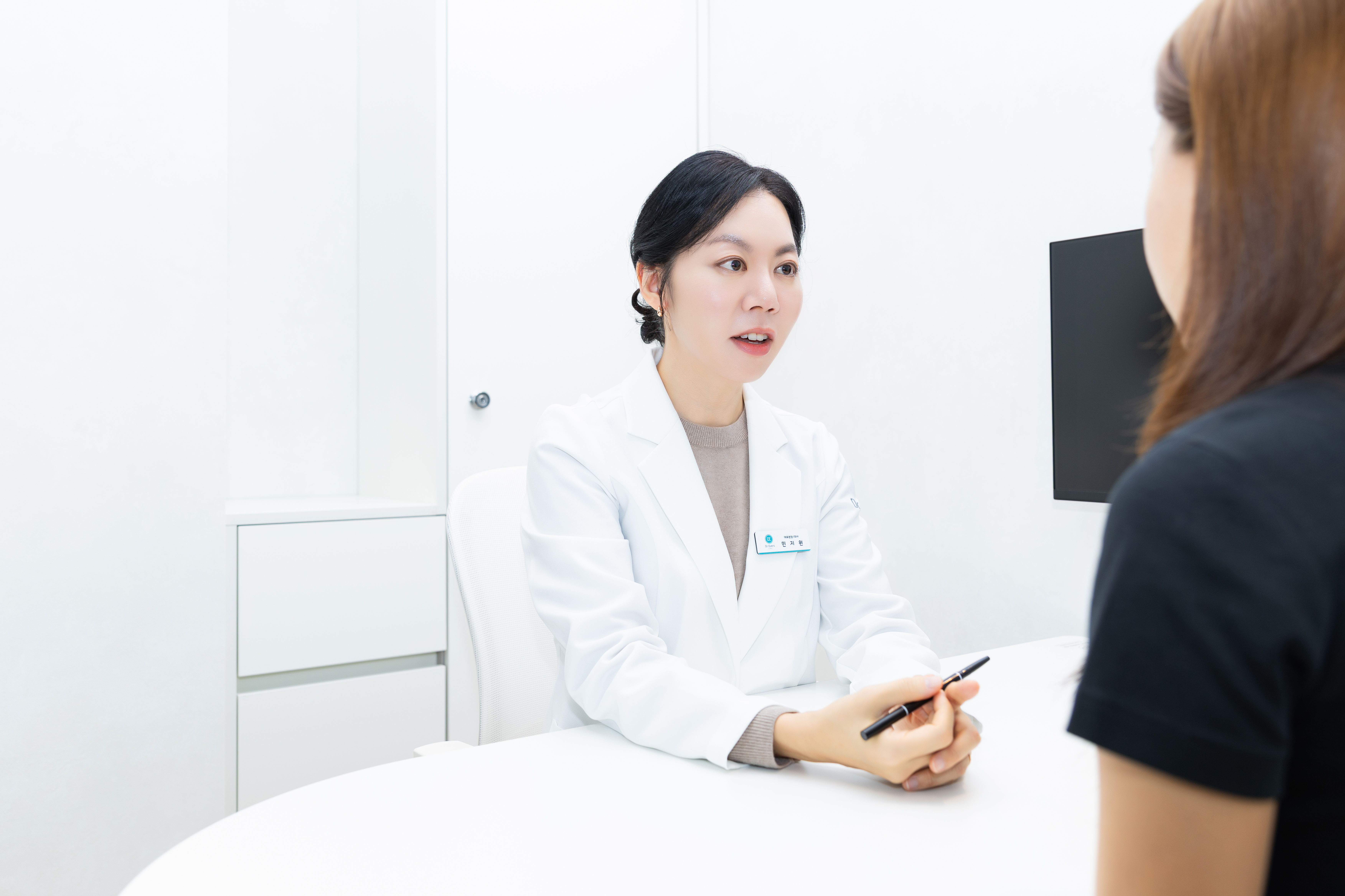 환자와 리프팅 상담을 진행 중인 닥터에버스 천호점 민지원 대표원장