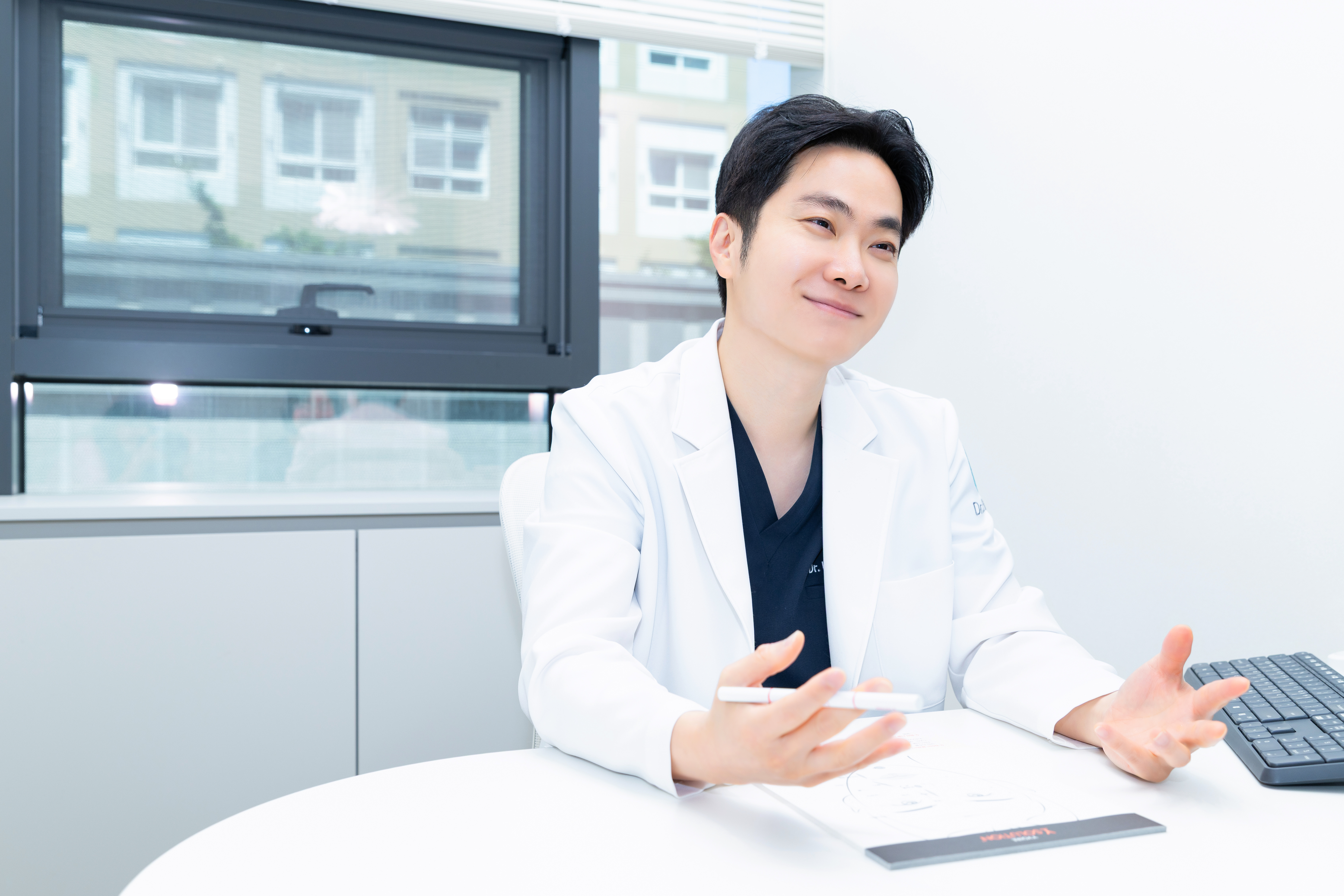 미사피부과 닥터에버스 미사점 이화랑 대표원장이 상담하는 모습