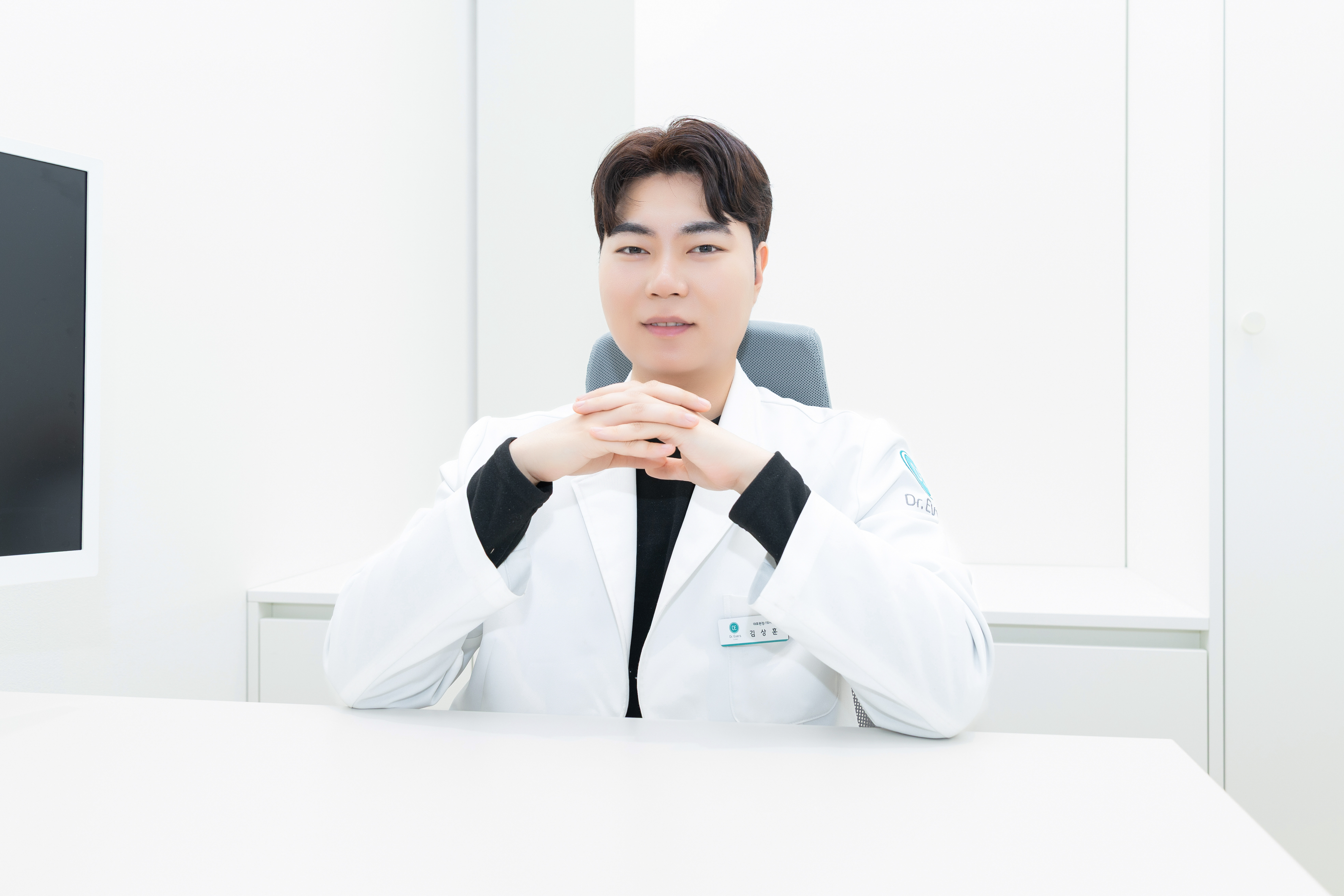 닥터에버스의원 연신내점 김상훈 대표원장 진료 모습